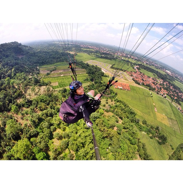 Paralayang di Gunung Panten. Foto IG: @satyawinnie.