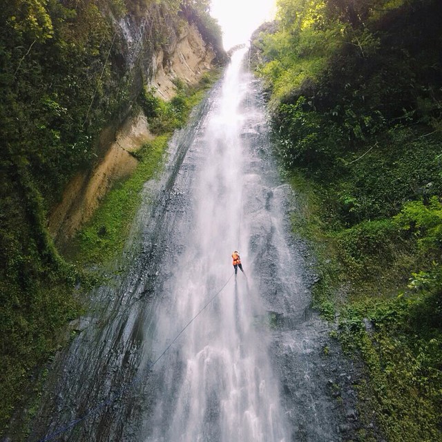 Menantang adrenalin dengan rappling di air terjun Sidoharjo