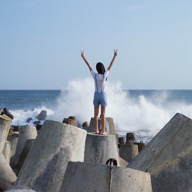 Menikmati deburan ombak di Pantai Glagah. Foto IG: @rachelsutanto.