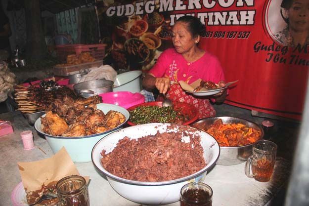 Makan tengah malam cuma gudeg