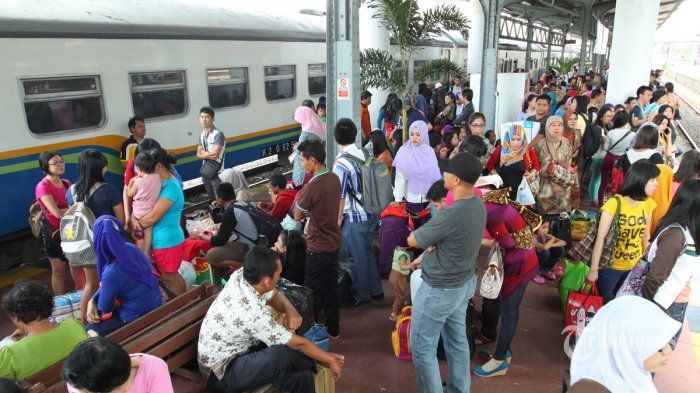 Lakukan 7 Hal Ini Biar Kamu Nggak Mati Gaya Saat Mudik dengan Kereta Api