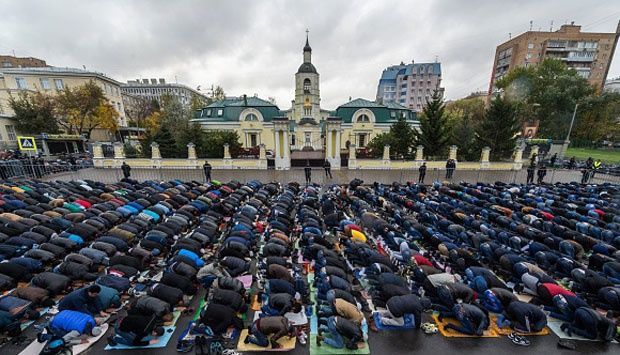 Masih Ribut-Ribut Soal Tolikara? Masjid dan Gereja Ini Bertahun-tahun Hidup Berdampingan Dengan Damai