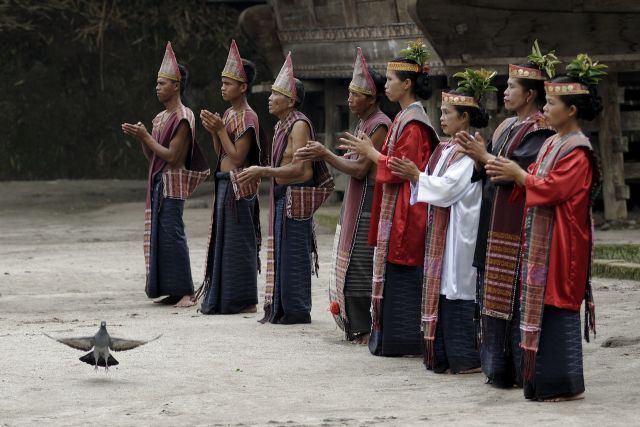 Adat adalah kewajiban yang harus dipenuhi