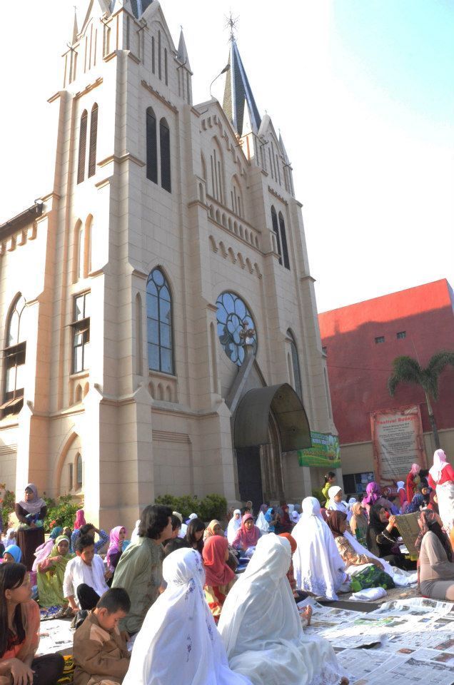 Sholat ied di halaman gereja