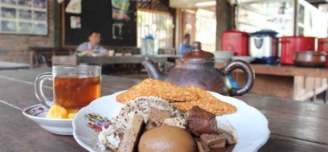 Kelezatan nasi sayur Brongkos dan teh Poci