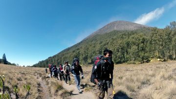 Tidak Semua Orang Bisa Mengerti. Namun Beginilah Gunung Membuat Kita Jatuh Hati