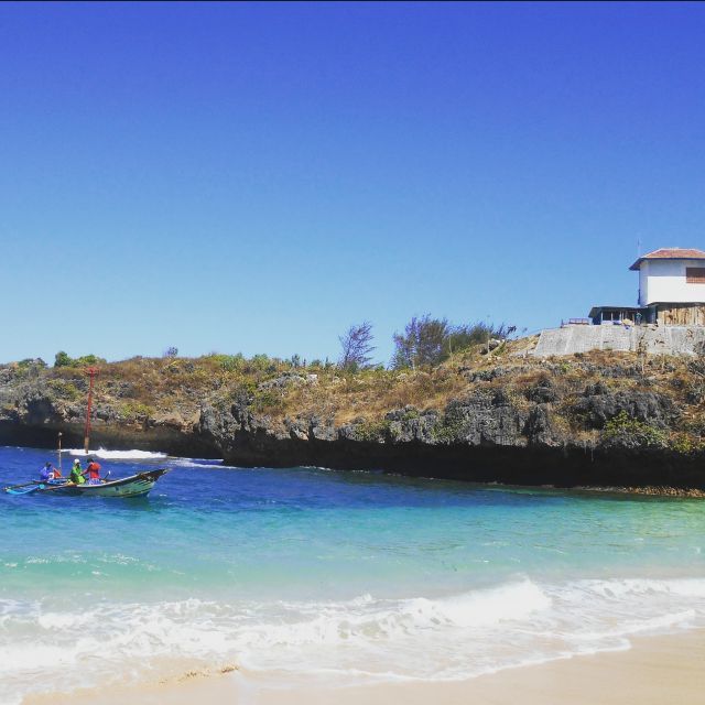 Perahu nelayan hendak merapat di Pantai Gesing