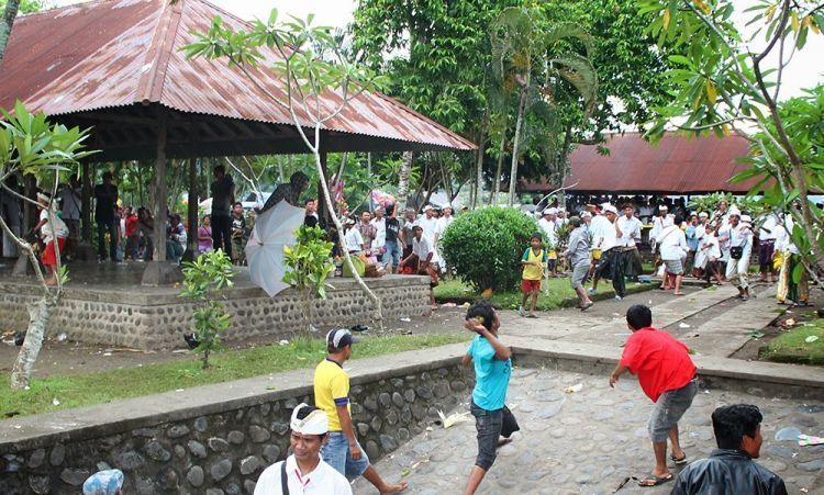 Perang Topat yang melambangkan rasa syukur serta kerukunan.