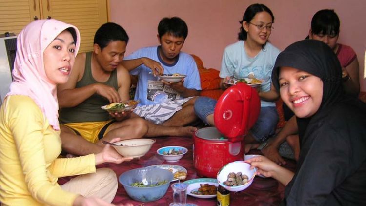 17 Hal Seru yang Hanya Bisa Dimengerti Olehmu, Para Penghuni Kost Campur Cewek-Cowok