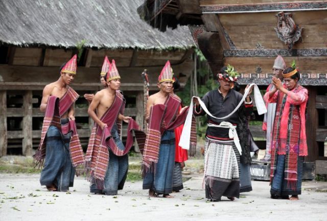 Somba marhula-hula, Elek Marboru, Manat Mardongan Tubu