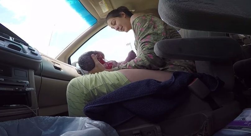 Melahirkan di Mobil, Ibu Ini Hebohkan Dunia Lewat Youtube