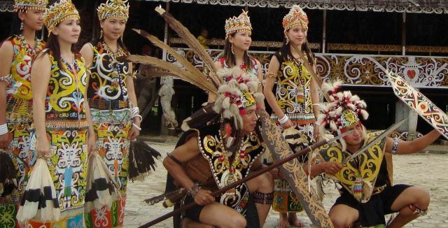 Pakaian Traditional Dayak Apo Kayan