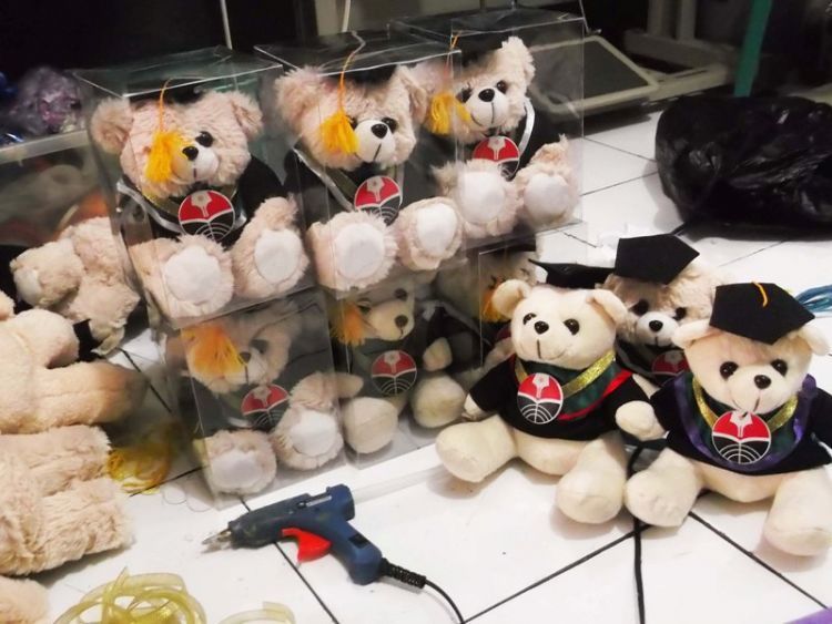 boneka wisuda