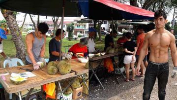 Kayaknya Belah Duren Sama Tukang Durian Ganteng Ini Enak Deh! Gimana Menurutmu?