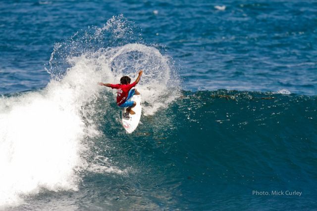 Surfing di Pantai Cimaja