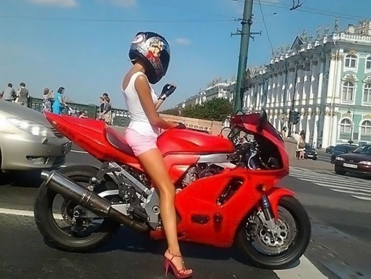 funny-cool-girl-riding-motorcycle-helmexggxt