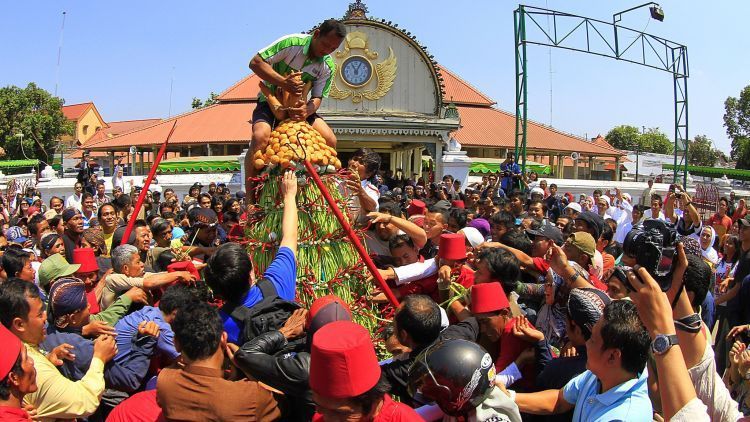 7 Tradisi Unik dari Berbagai Daerah di Indonesia yang Bikin Liburan Lebaranmu Makin Berkesan