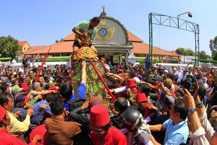 Masyarakat berebut Gunungan di Grebeg Syawal.