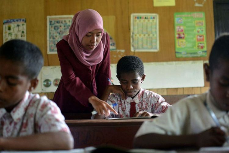 "Kalau Naik Kelas Nanti, Aku Masih Boleh 'Kan Diajar Ibu 