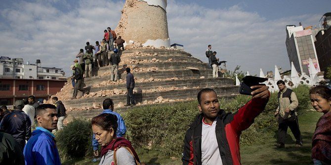 Berfoto di reruntuhan gempa Nepal