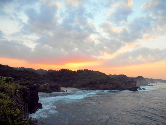 Awali petualangan dengan mengagumi sunrise di Pantai Ngeden