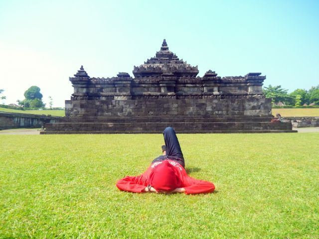 Bersantai di atas rerumputan Candi Sambisari