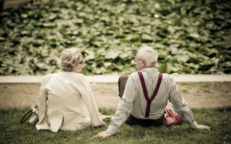 old-couple-holding-hands-photos-7