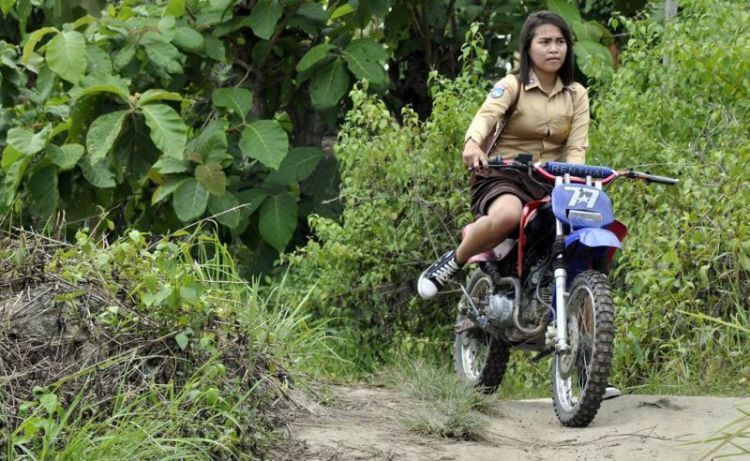 sufahira-gadis-penakluk-motor-trail-ke-sekolah-qk8yKVwAqb