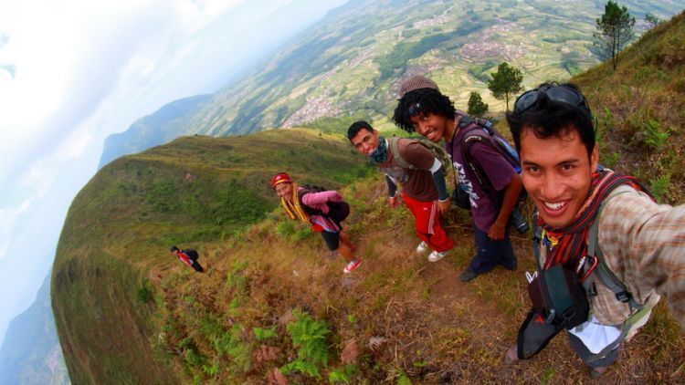 8 Tips Biar Kamu Tetap Aman Saat Mengabadikan Momen-Momen Istimewa Di Puncak Gunung