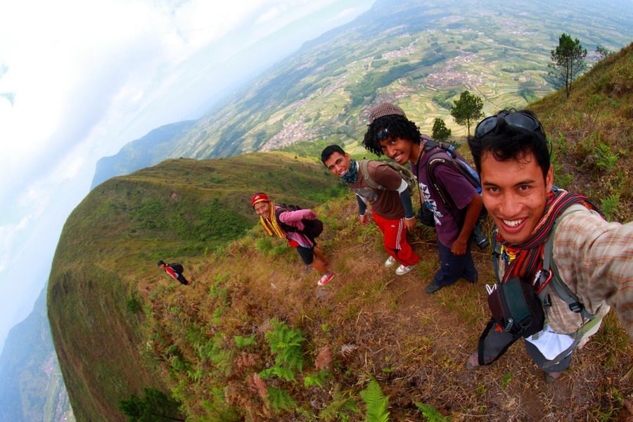 8 Tips Biar Kamu Tetap Aman Saat Mengabadikan Momen-Momen Istimewa Di Puncak Gunung