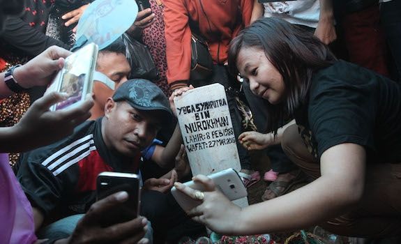 Masyarakat yang berfoto selfie di makam Olga Syahputra