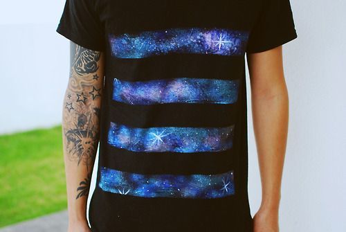 Nggak cuma buat cewek, cowok juga bisa kok pakai Galaxy T-shirt