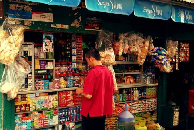 Sesekali beli di warung kecil, itung-itung berbagi rezeki. 