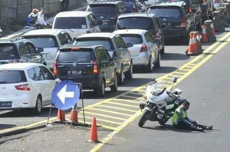 Kelelahan saat mengatur lalu lintas mudik