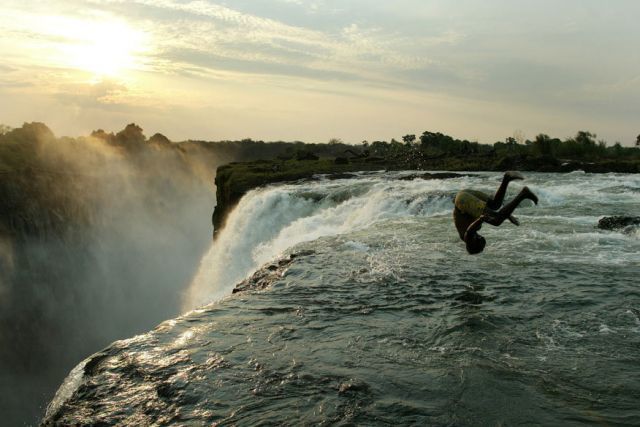 Kolam di tepi tebing air terjun