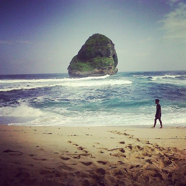 Pantai Goa Cina yang punya sunrise terapik di Malang