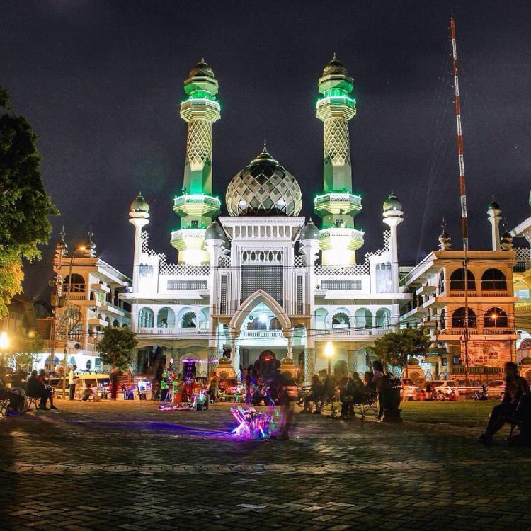 Alun-alun Malang yang kini makin apik dengan lampunya | Kredit: @trizasubagyo