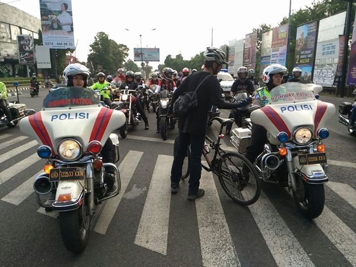 Patwal yang melintasi zebra cross