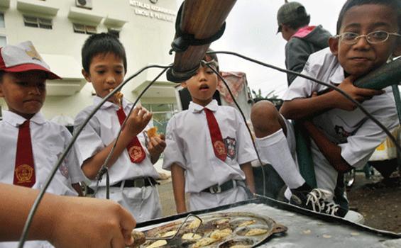 Jangan Sebut Dirimu Pernah Menjadi Murid Kalau 8 Jajanan Ini Tak Menemani Masa Sekolahmu