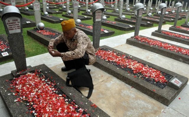 Tabur Bunga di Makam Pahlawan