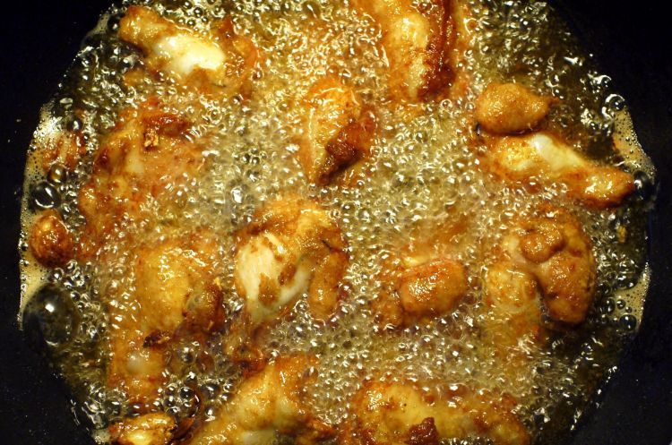 Deep_frying_chicken_upper_wing