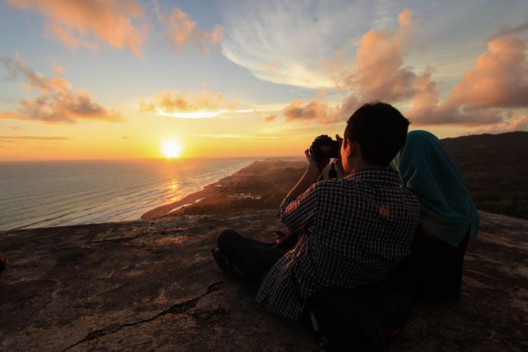 Di Parangendog tunggulah senja matang