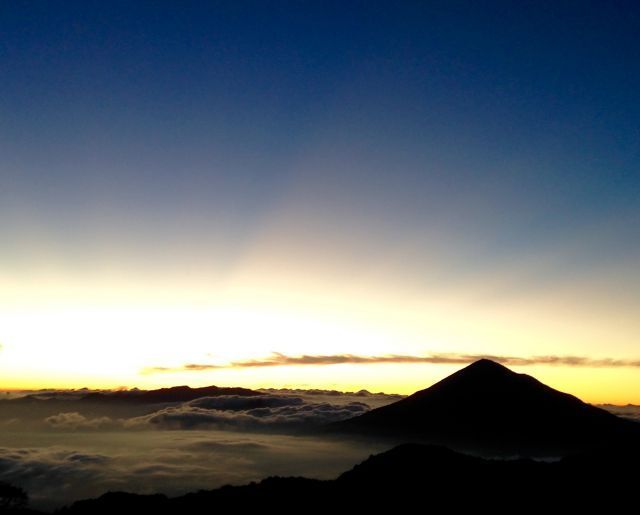 Menanti Sang Fajar di Gunung Papandayan