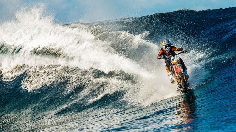 Simak Aksi Gila Robbie Maddison yang Berselancar di Ombak Ganas Dengan Menunggangi Motor