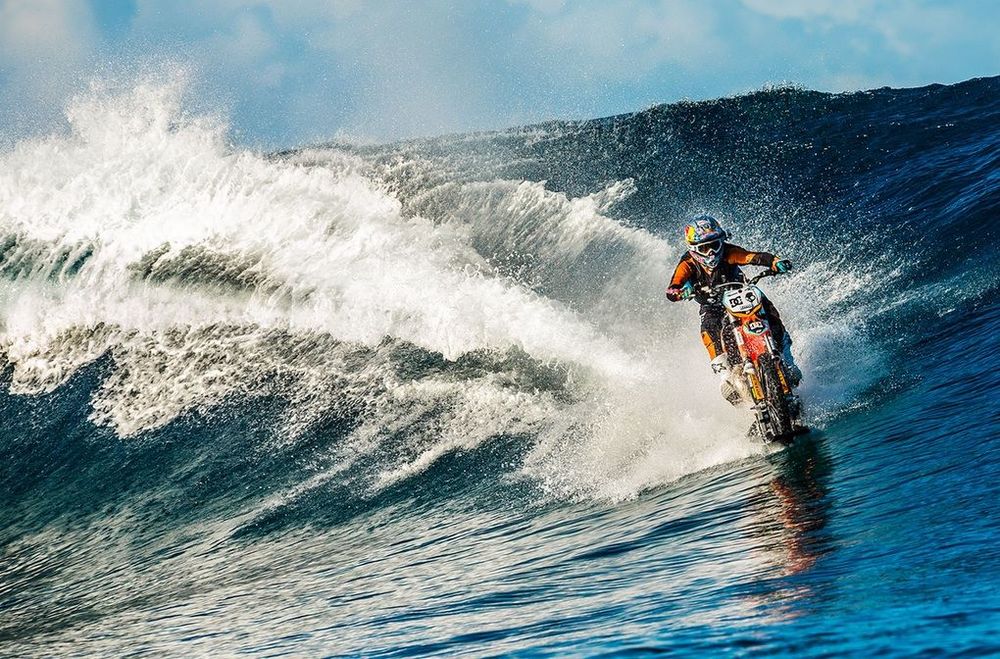 Simak Aksi Gila Robbie Maddison yang Berselancar di Ombak Ganas Dengan Menunggangi Motor