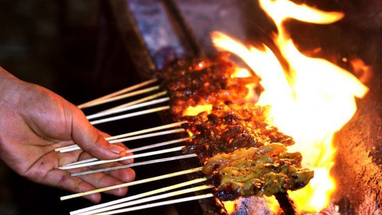 Kamu Akan Melihat Tukang Sate Berbeda Setelah Tau Hal Ini