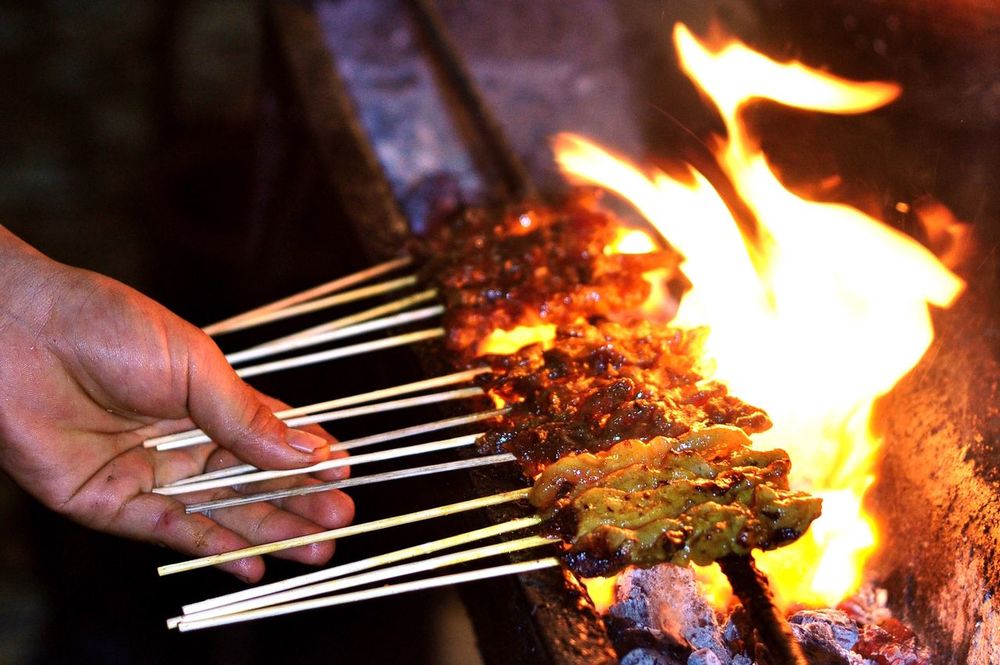 Kamu Akan Melihat Tukang Sate Berbeda Setelah Tau Hal Ini