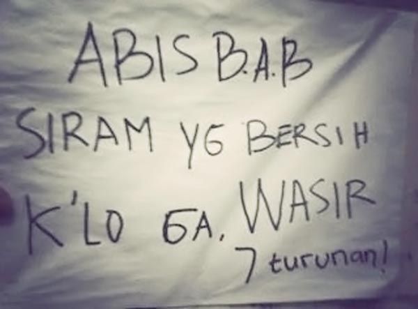 14 Tulisan-tulisan Kocak di WC Umum yang Bisa Bikin Kamu 