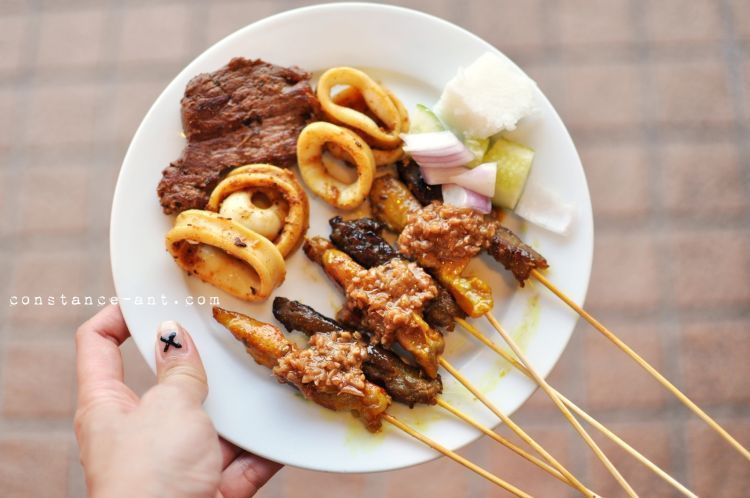 Sate, bola-bola daging, salad kentang. Yuuum