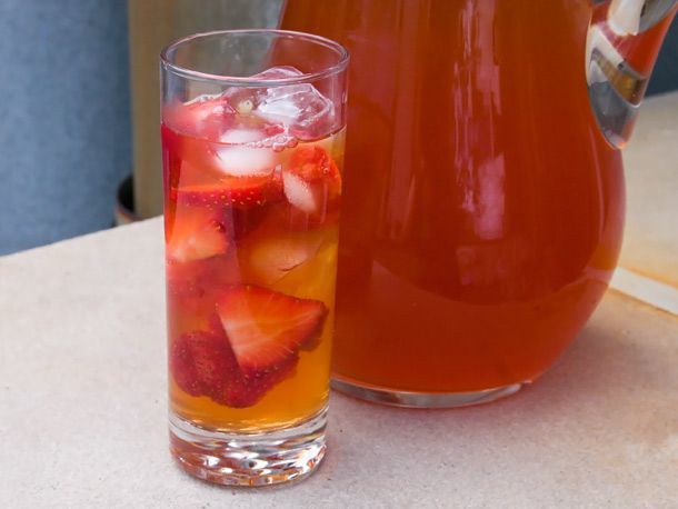 Strawberry iced tea yang dijamin segar